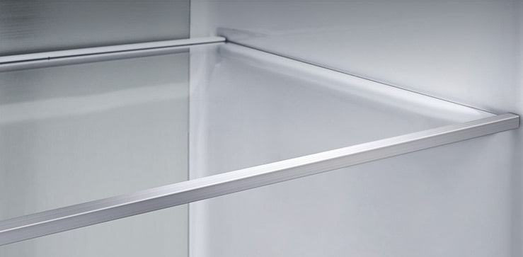 Вид по диагонали полки с металлическими элементами отделки внутри холодильника.