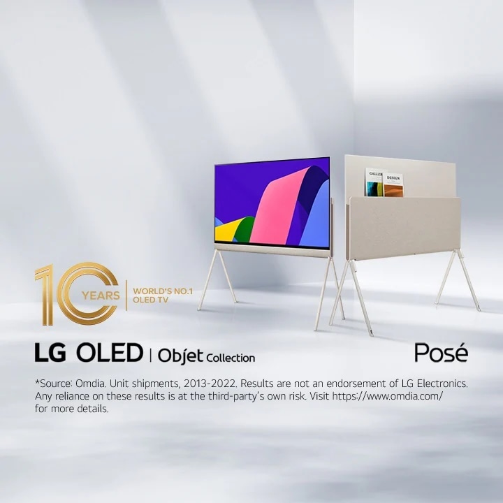 Два стоящих рядом под углом 45 градусов телевизора LG Posé. Один телевизор с разноцветной абстрактной картиной на экране показан спереди, а второй показан сзади, демонстрируя универсальную заднюю крышку. На изображении также присутствует эмблема «OLED-телевизор №1 в мире в течение 10 лет». 	